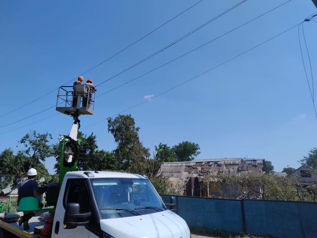 Енергетики повертають світло жителям Харківщини після обстрілів