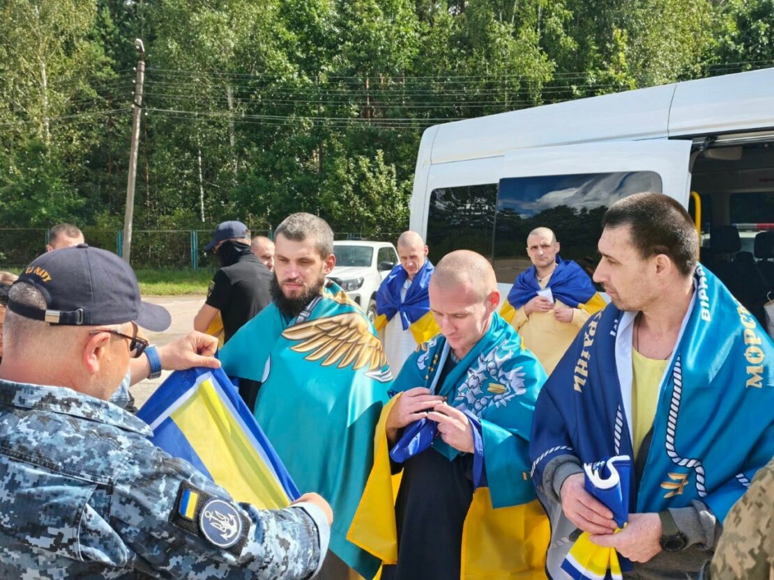 З полону повернулися 10 українських захисників (фото)