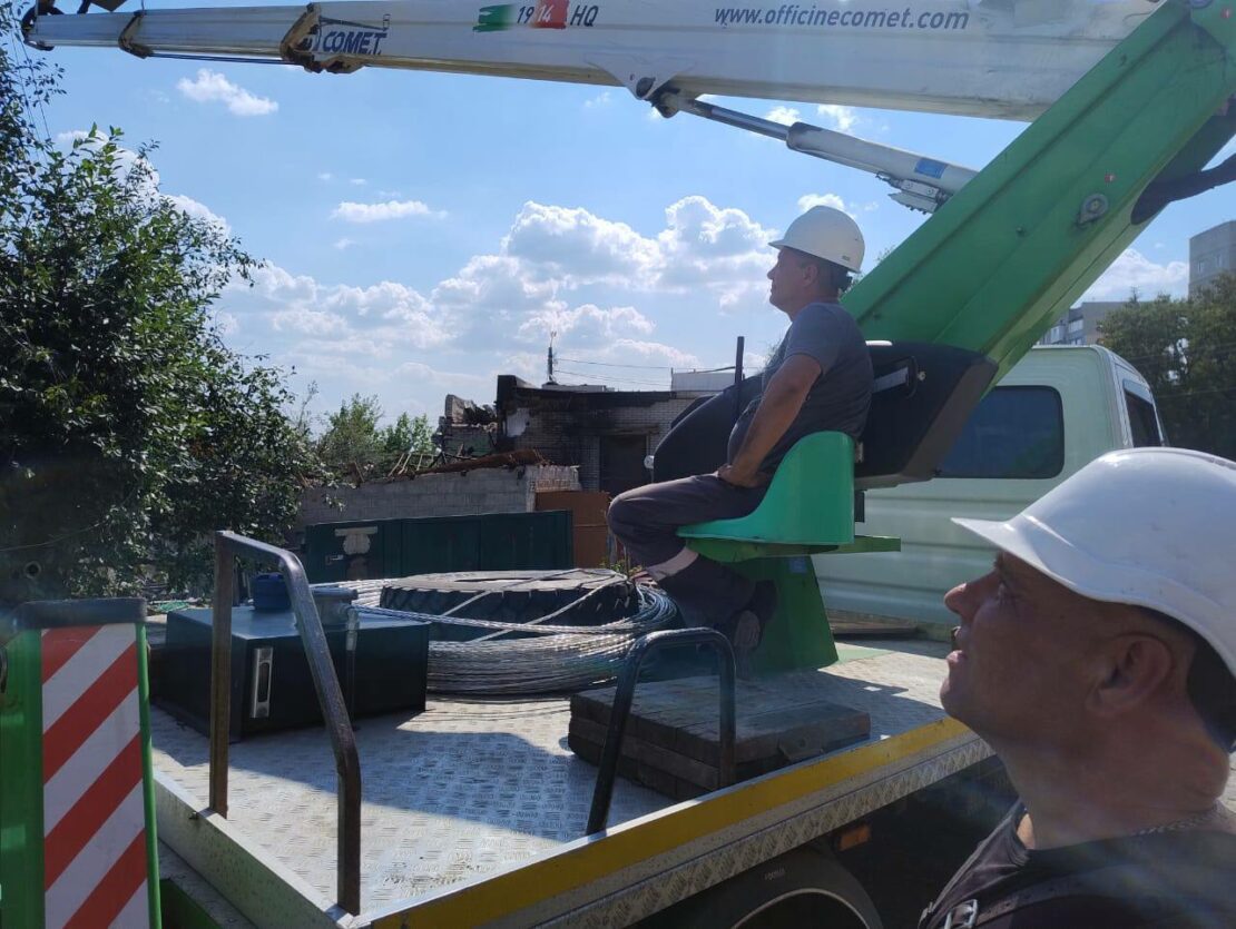 Енергетики повертають світло жителям Харківщини після обстрілів