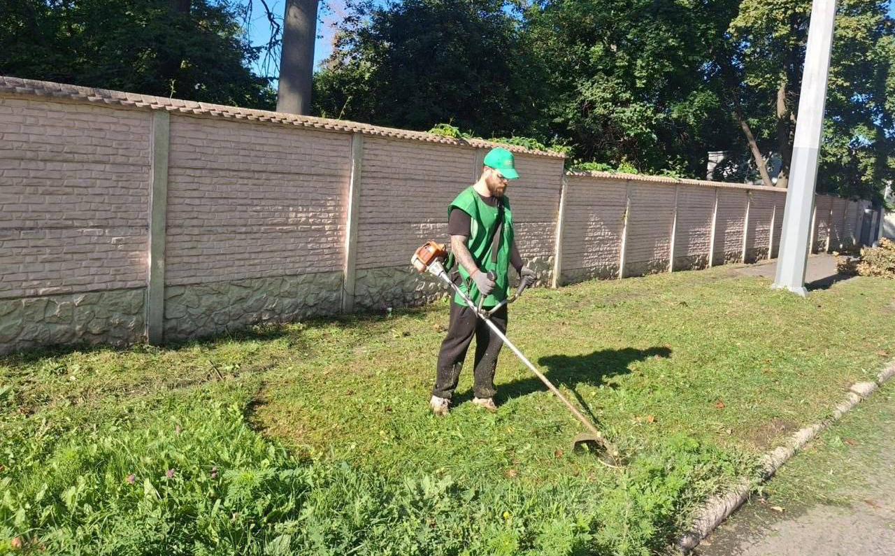 На кладовищах Харкова комунальники наводять лад