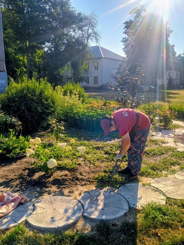 Харківські комунальники прибирають опале листя (фото)