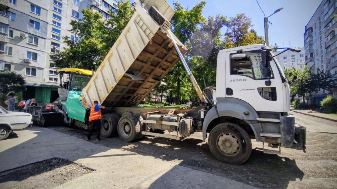 У Харкові ремонтують внутрішньоквартальні дороги (фото)