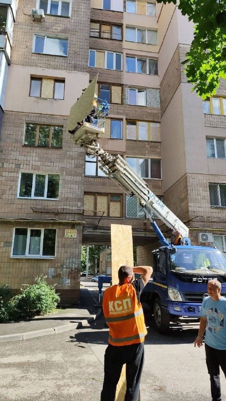 У Харкові закрили понад 70 вікон після обстрілів (фото)