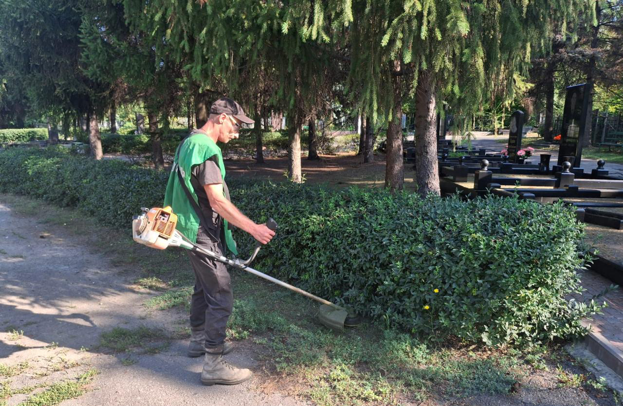 З харківських кладовищ вивезли 80 кубометрів сміття