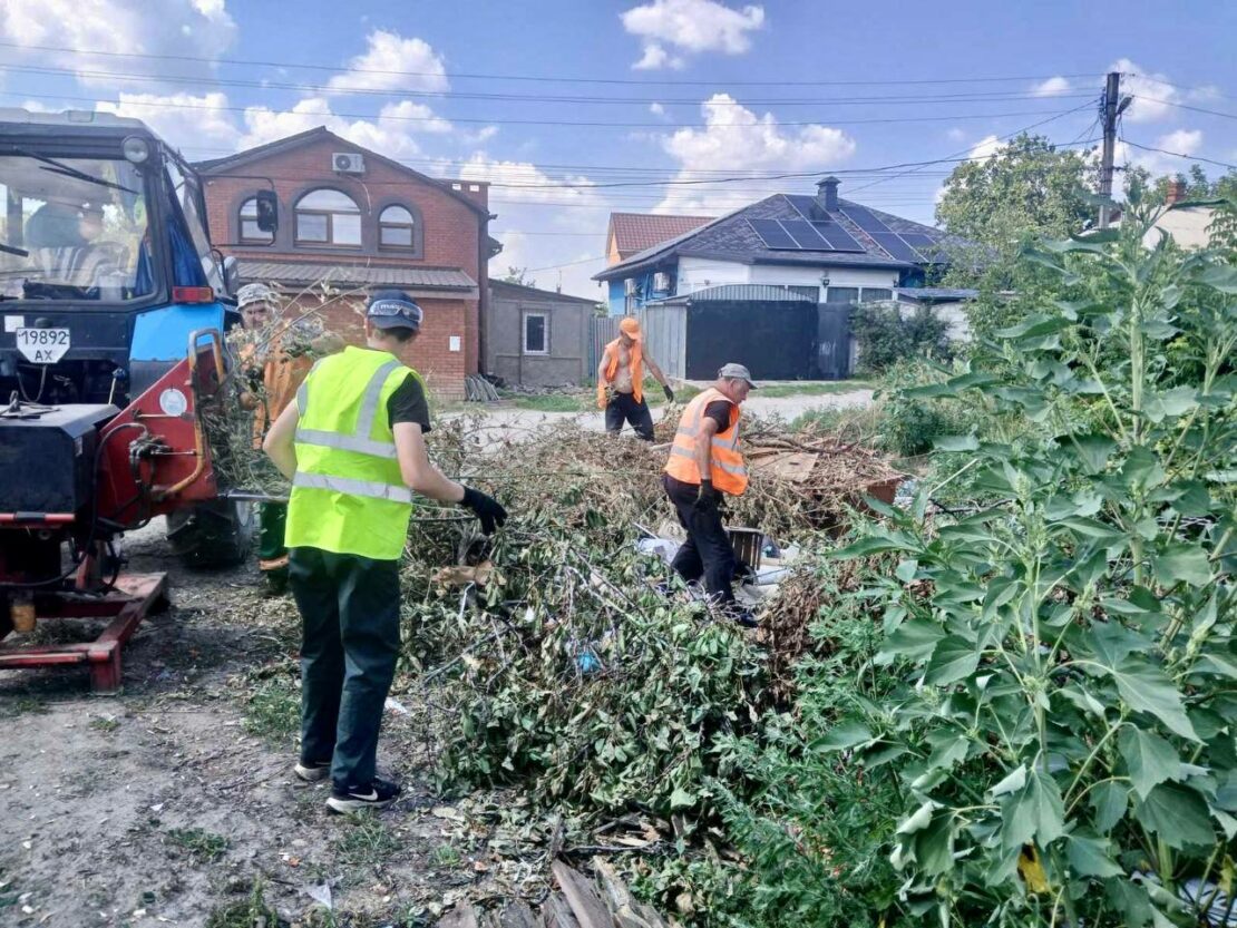 Харківські комунальники наводять лад у приватному секторі (фото)