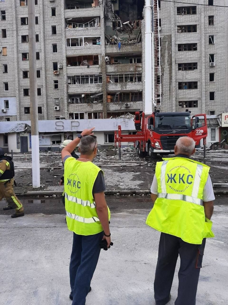 У Салтівському районі усувають наслідки ворожої атаки (фото)