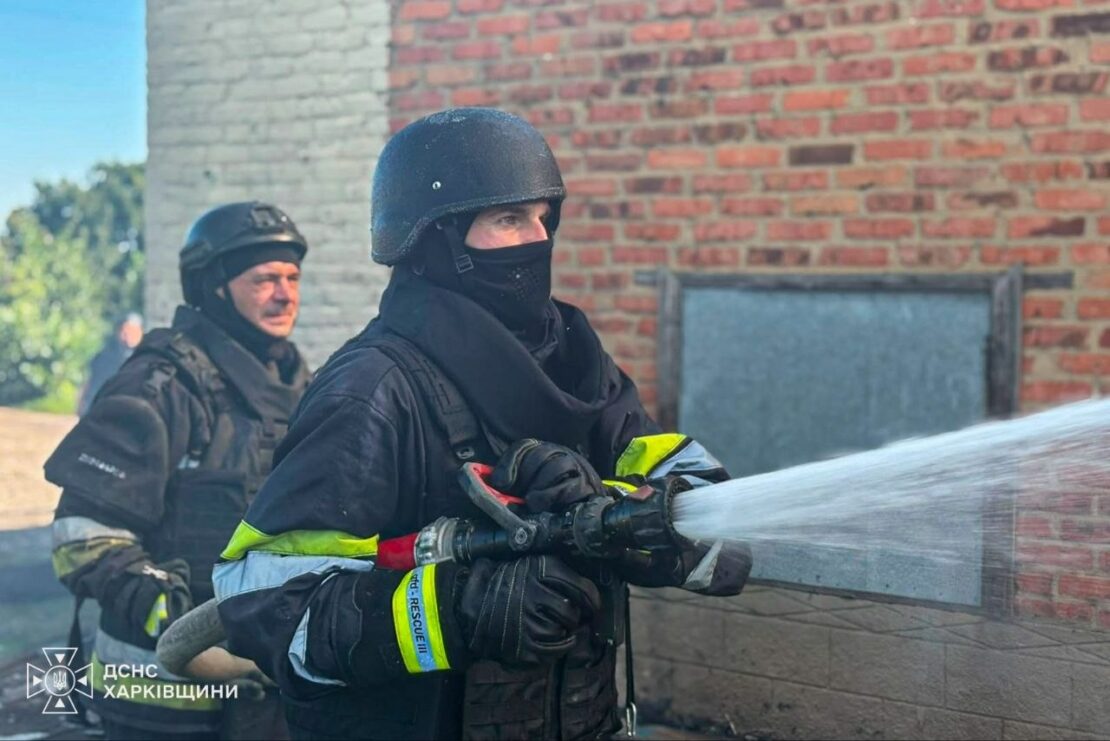 На Харківщині після атаки БпЛА горів магазин (фото)