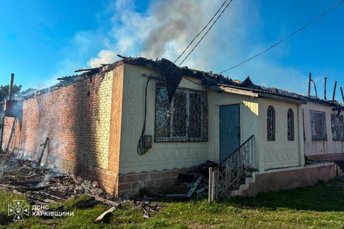 На Харківщині після атаки БпЛА горів магазин (фото)