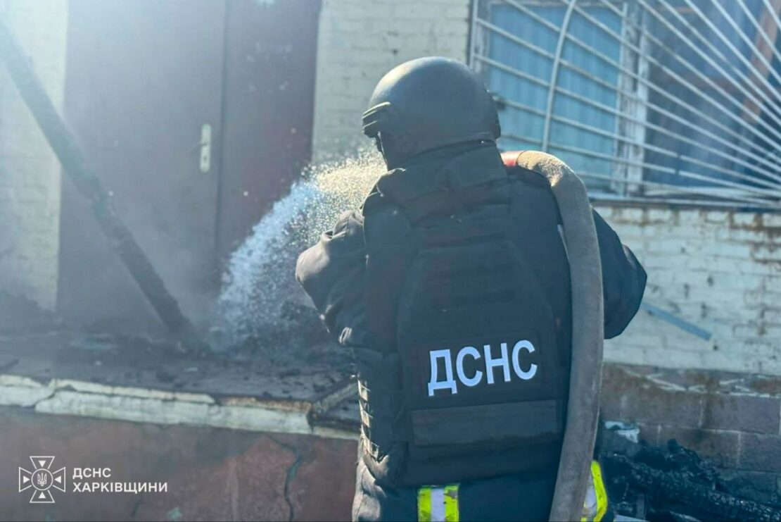 На Харківщині після атаки БпЛА горів магазин (фото)