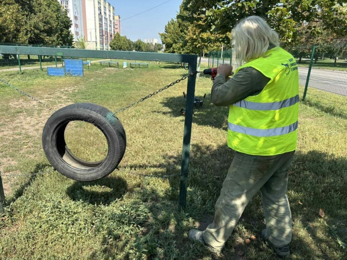 У Харкові впорядковують майданчики для вигулу собак (фото)
