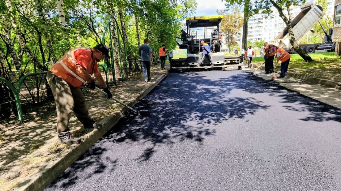 В Індустріальному районі оновлюють асфальт у дворах багатоповерхівок (фото)