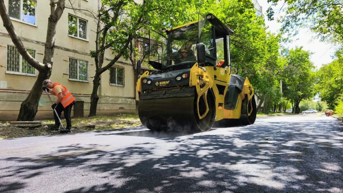 В Індустріальному районі оновлюють асфальт у дворах багатоповерхівок