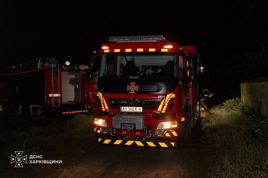 У Харкові ліквідували масштабну пожежу у приватному секторі (фото)