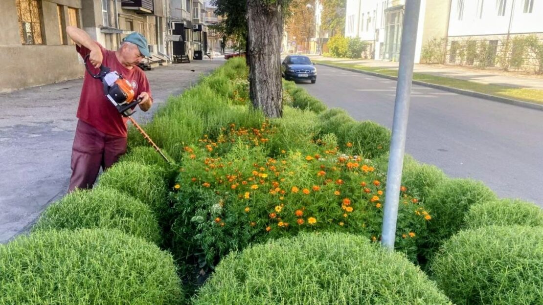 Комунальники упорядковують вулиці Харкова (фото)