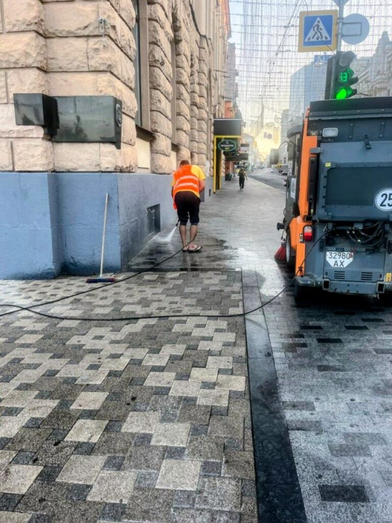 Комунальники упорядковують вулиці Харкова (фото)