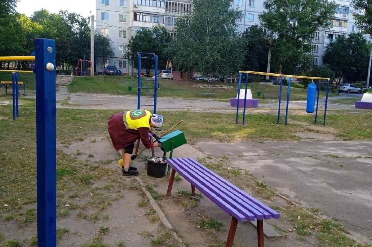Комунальники упорядковують вулиці Харкова (фото)