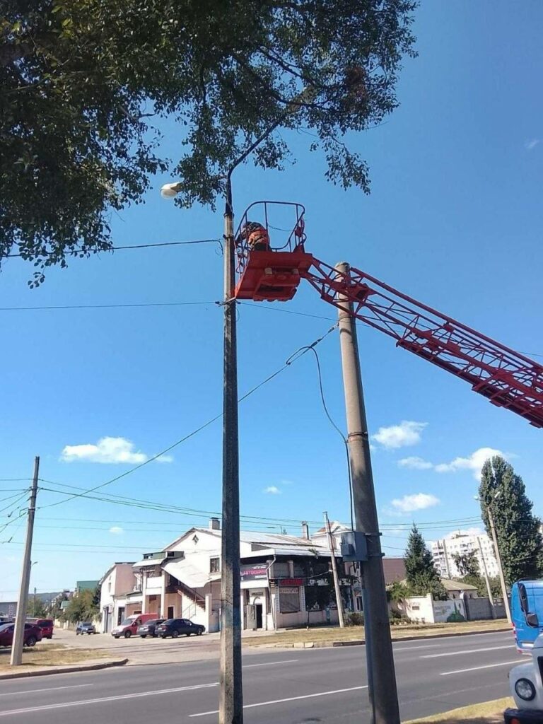 У Харкові упорядковують вуличне освітлення (фото)