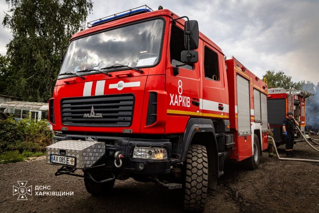 У передмісті Харкова через обстріл виникла пожежа на підприємстві (фото)