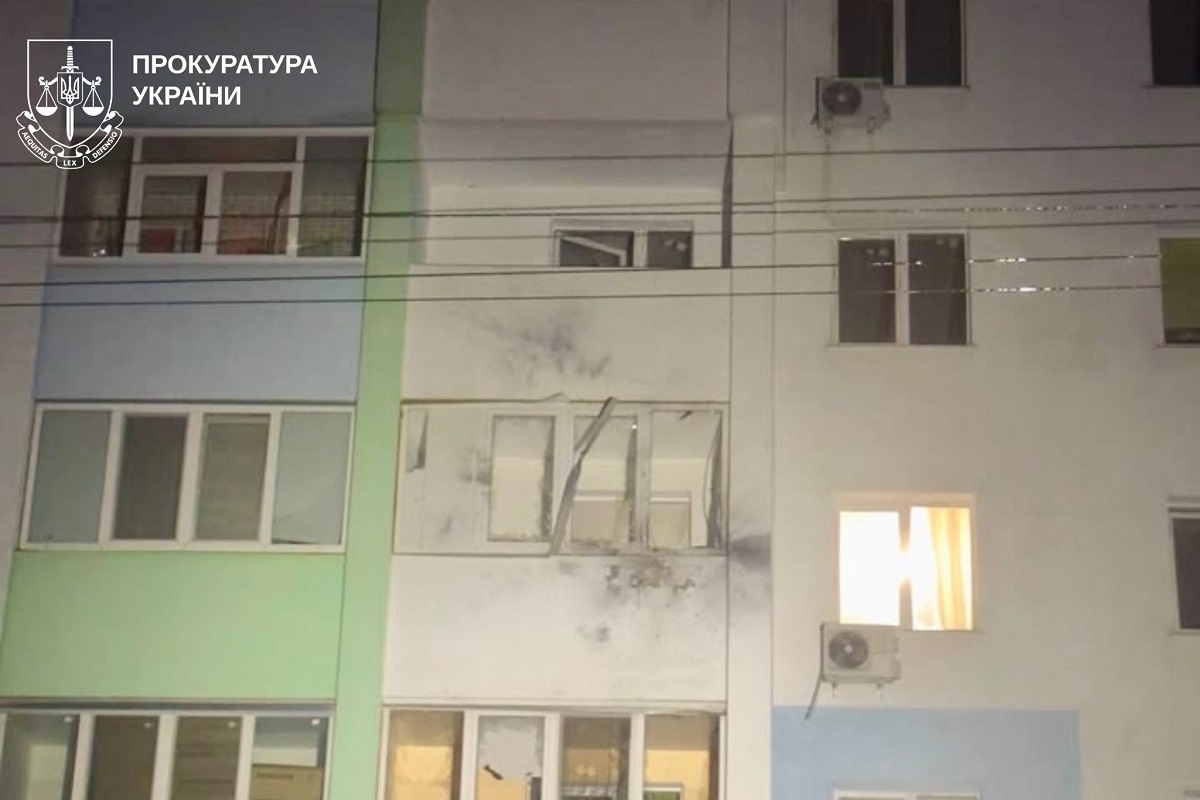 Вночі БпЛА влучив у балкон будинку в Індустріальному районі