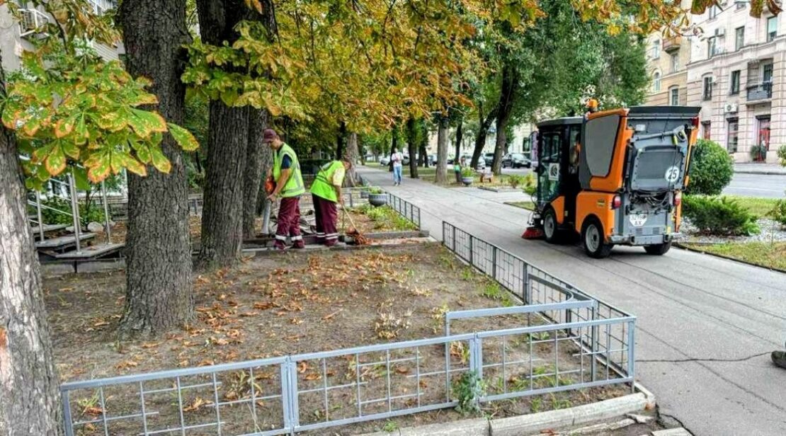 Тиждень прибирання: як харківські комунальники наводять лад у дворах