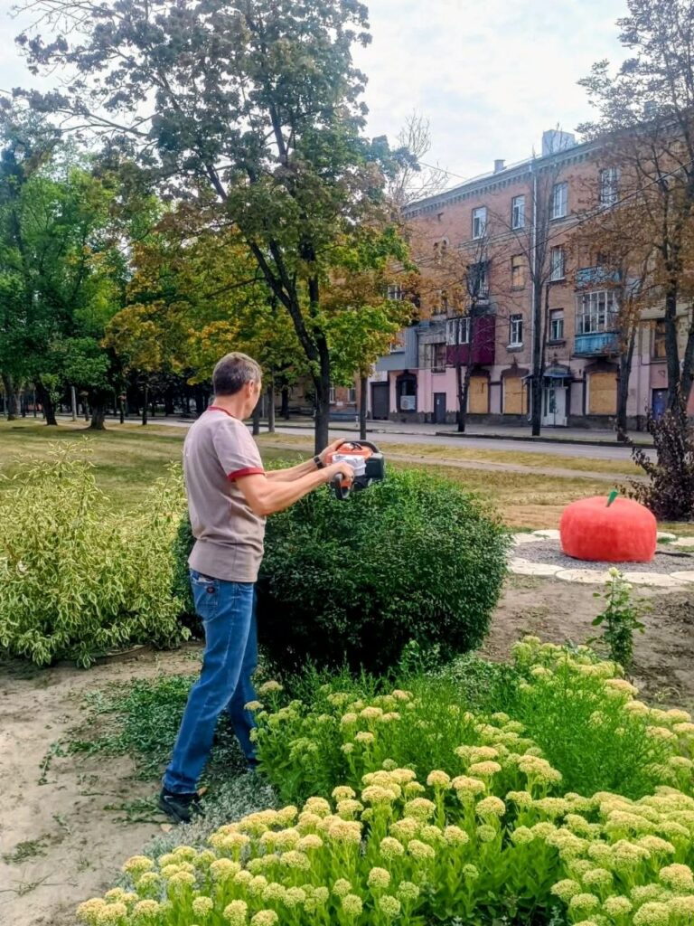 Тиждень прибирання: як харківські комунальники наводять лад у дворах