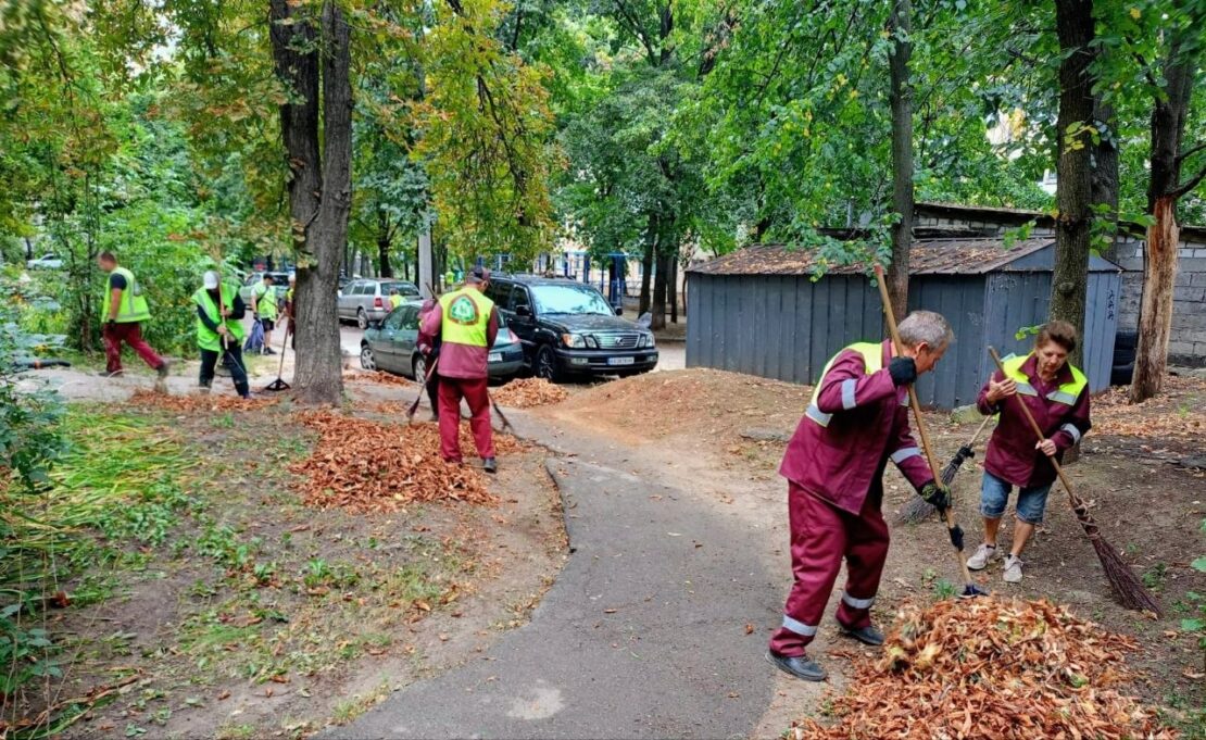 Тиждень прибирання: як харківські комунальники наводять лад у дворах