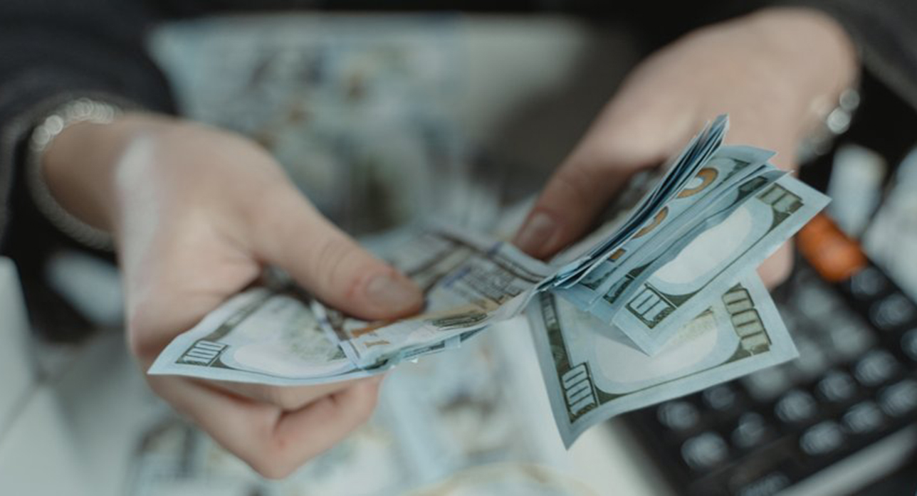 НБУ пом'якшив валютні обмеження для українців за кордоном