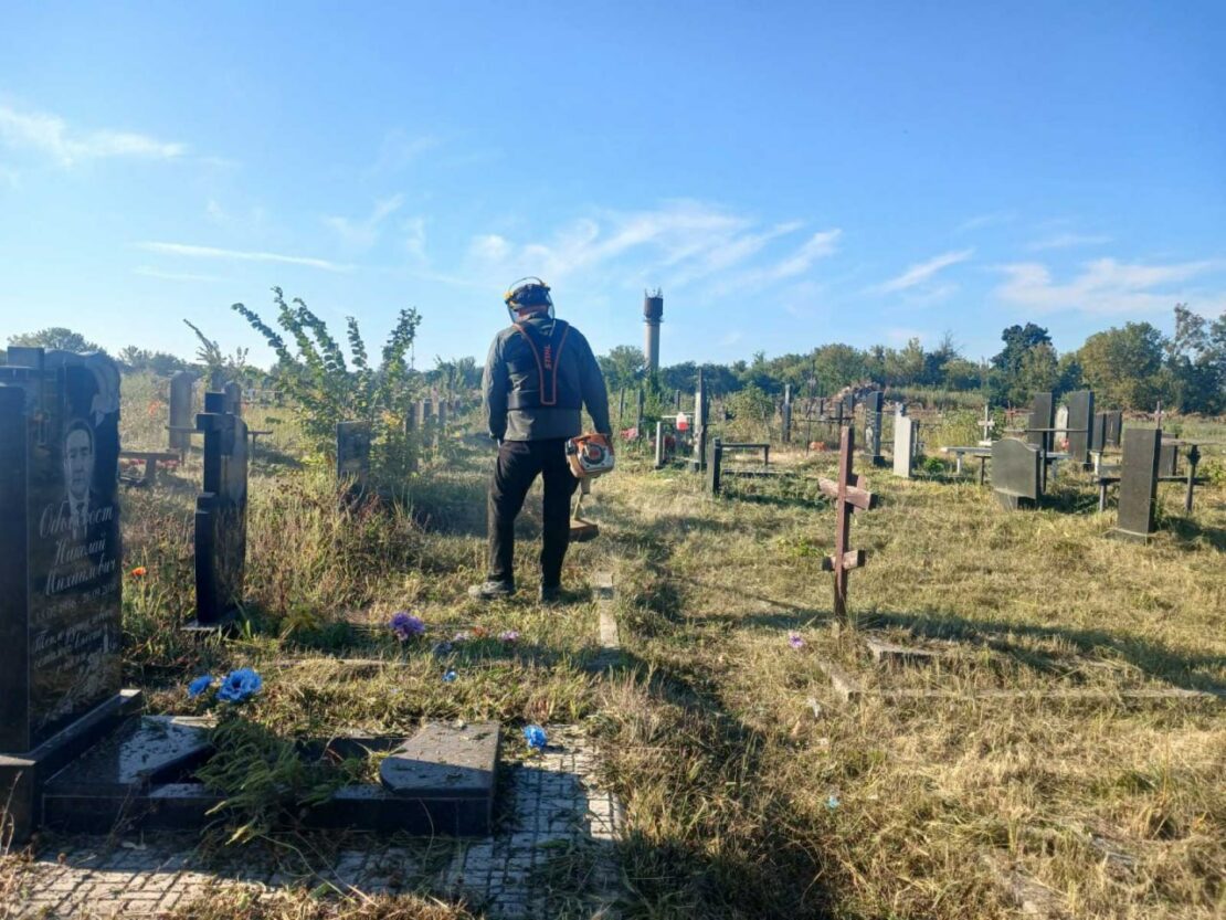 Комунальники наводять лад на кладовищах Харкова (фото)