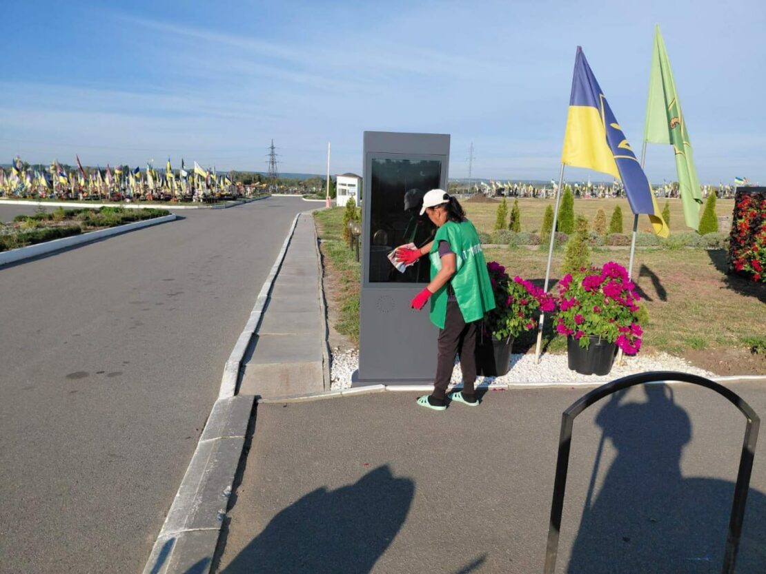 Комунальники наводять лад на кладовищах Харкова (фото)