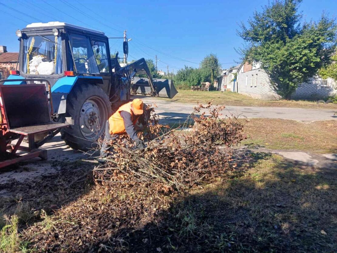 Комунальники наводять лад у приватному секторі Харкова (фото)