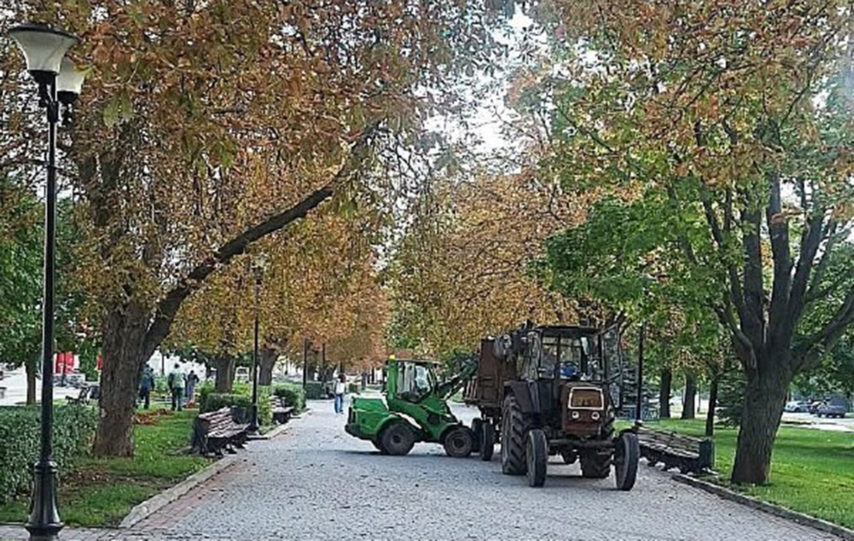 Комунальники наводять лад у парках Харкова