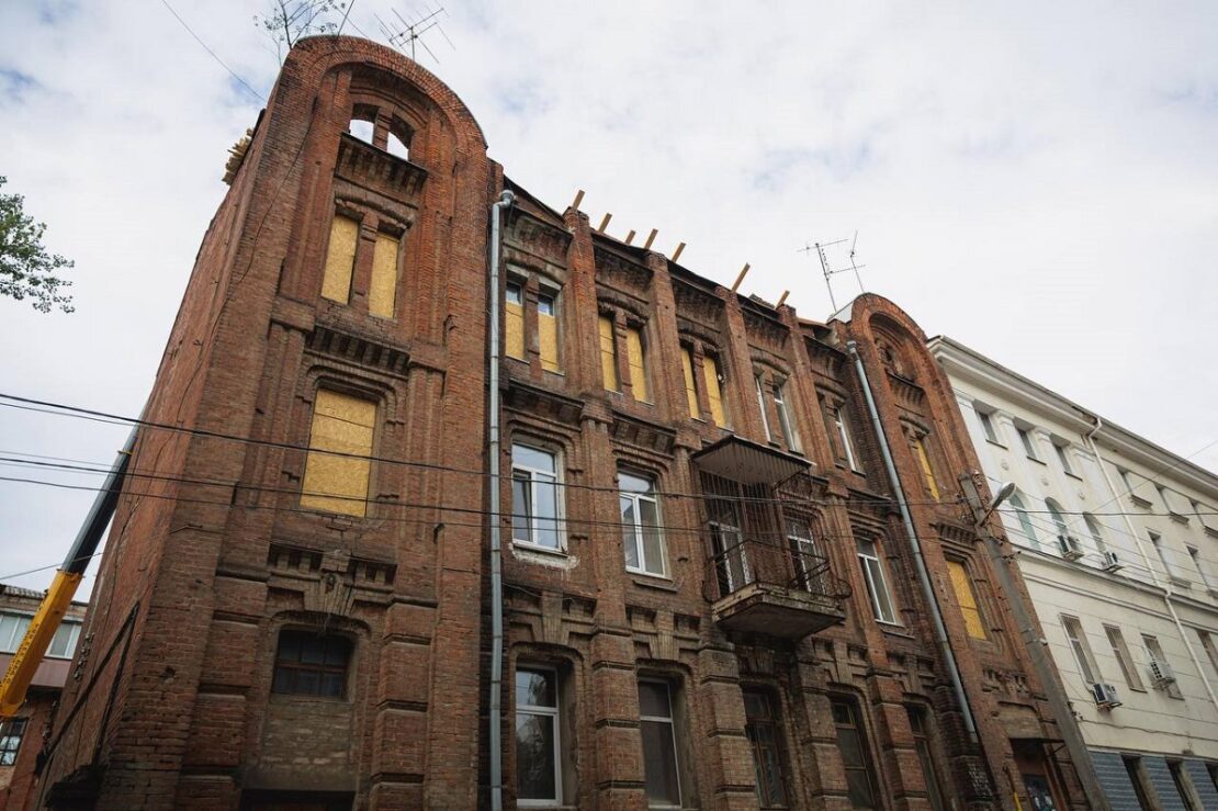 У Харкові розпочали відновлення історичного будинку, понівеченого обстрілом