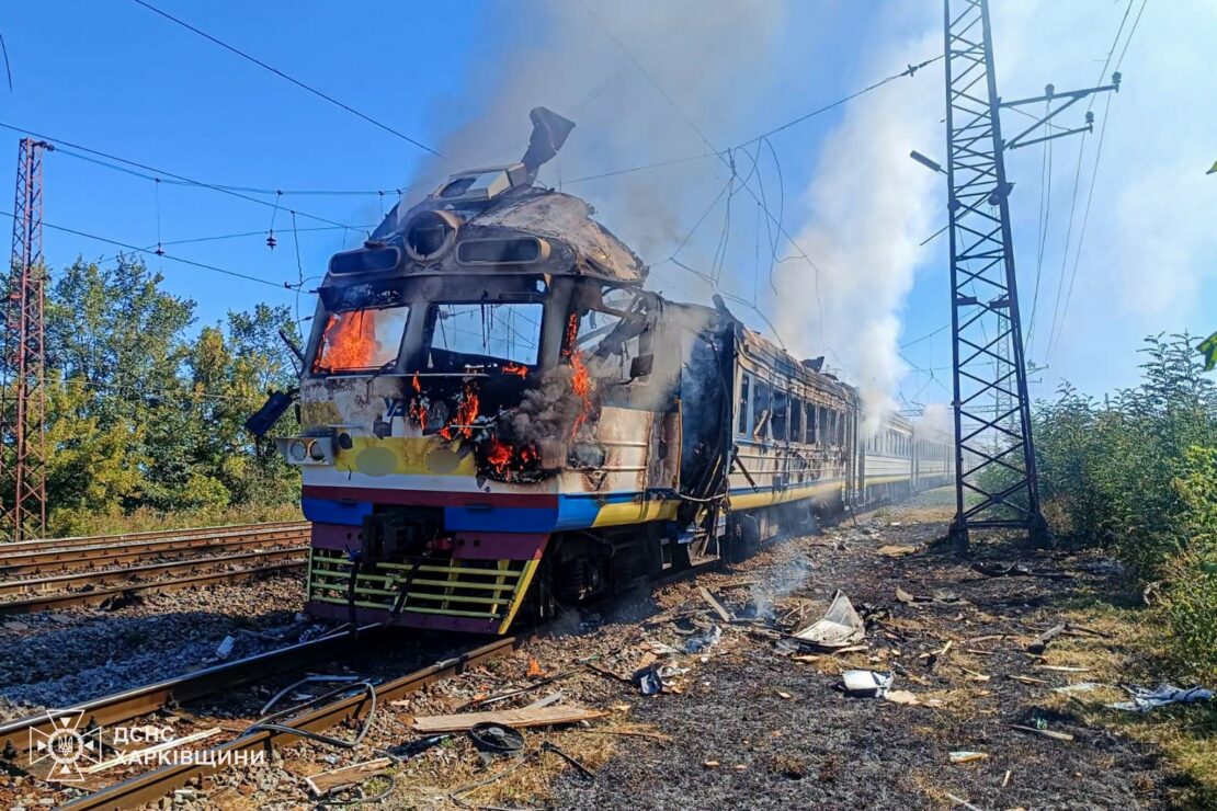 Удар по потягу Харків-Ізюм: постраждало 7 людей, горіло 2 вагони