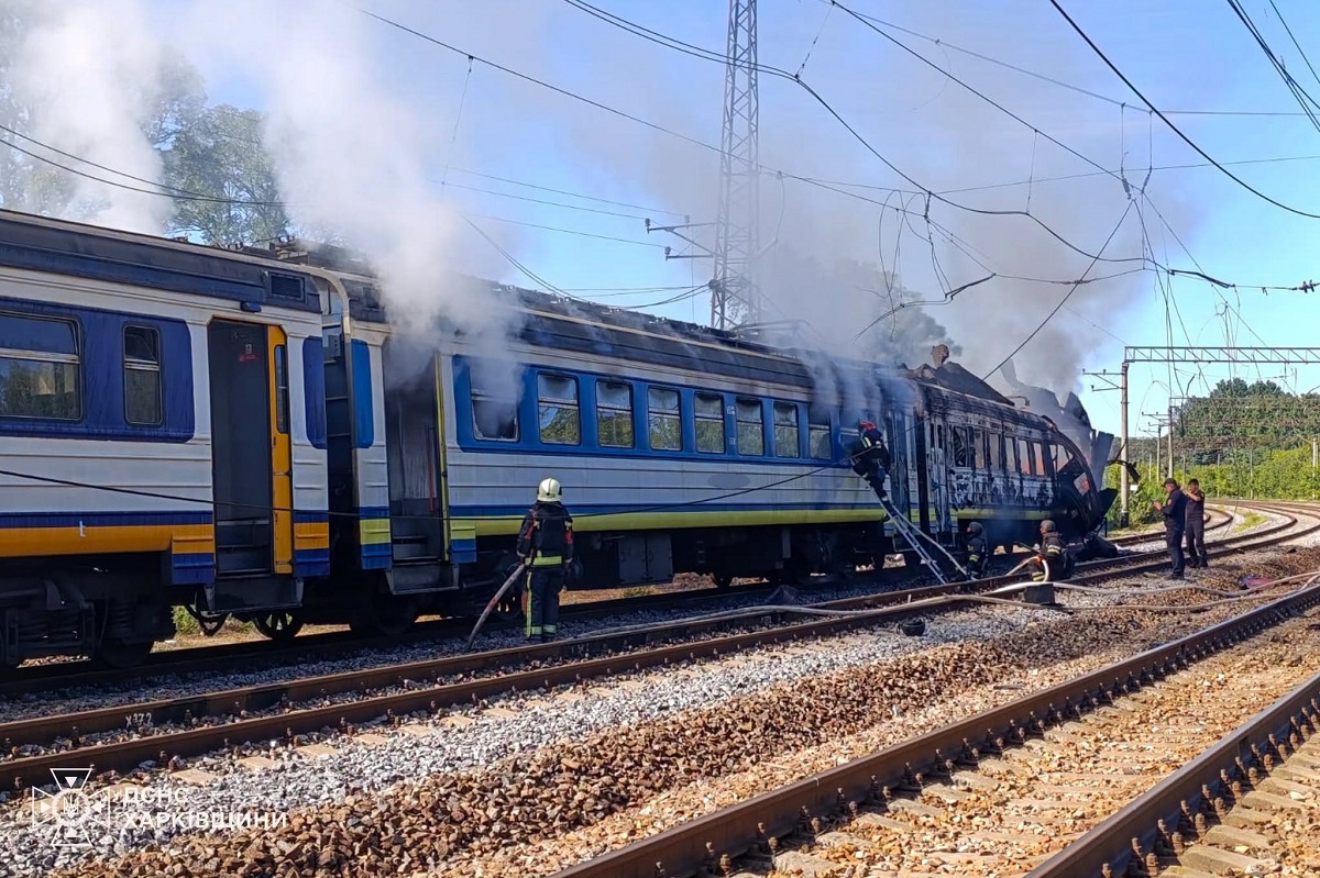 Удар по потягу Харків-Ізюм: постраждало 7 людей, горіло 2 вагони