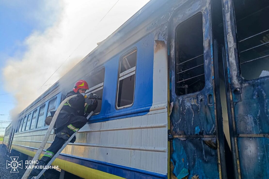 Удар по потягу Харків-Ізюм: постраждало 7 людей, горіло 2 вагони