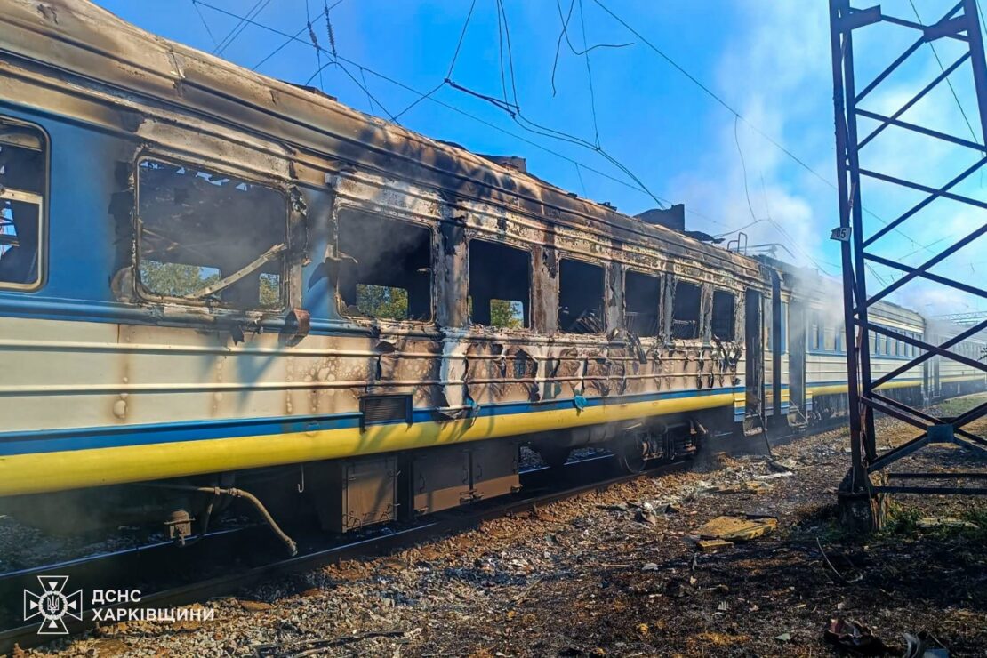 Удар по потягу Харків-Ізюм: постраждало 7 людей, горіло 2 вагони