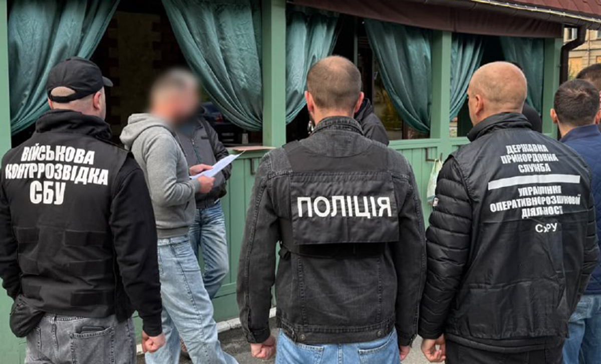 Харків'янин за гроші допомагав оформити документи для іноземця