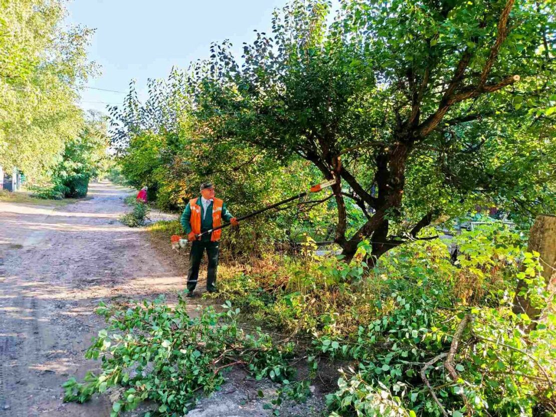 Комунальники наводять лад у приватному секторі Харкова (фото)
