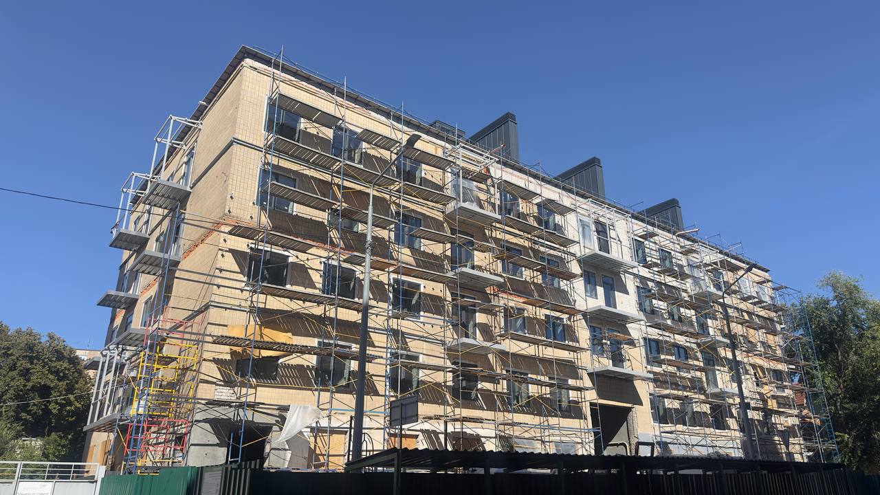 У Харкові відновлюють будинок, пошкоджений обстрілами