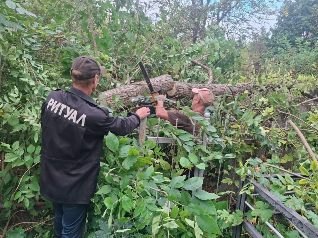 Комунальники наводять лад на кладовищах Харкова (фото)