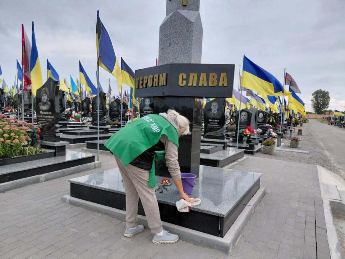 Харківські комунальники наводять лад на кладовищах (фото)