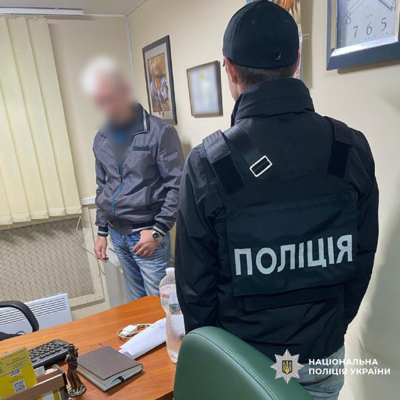 Харків’янин за гроші допомагав оформити посвідку на тимчасове проживання