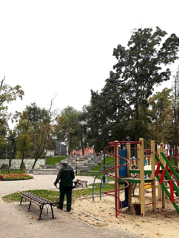 Комунальники наводять лад у парках Харкова (фото)