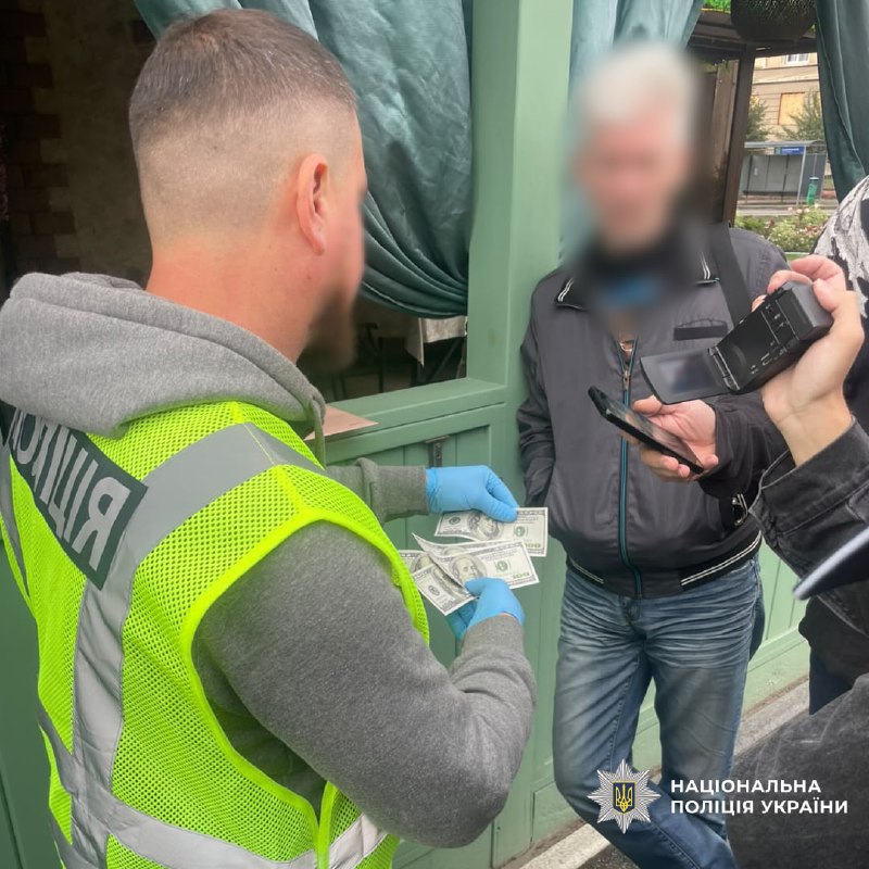 Харків’янин за гроші допомагав оформити посвідку на тимчасове проживання