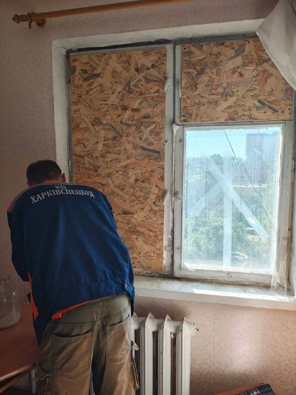 Харківські комунальники закривають контури в будинках (фото)