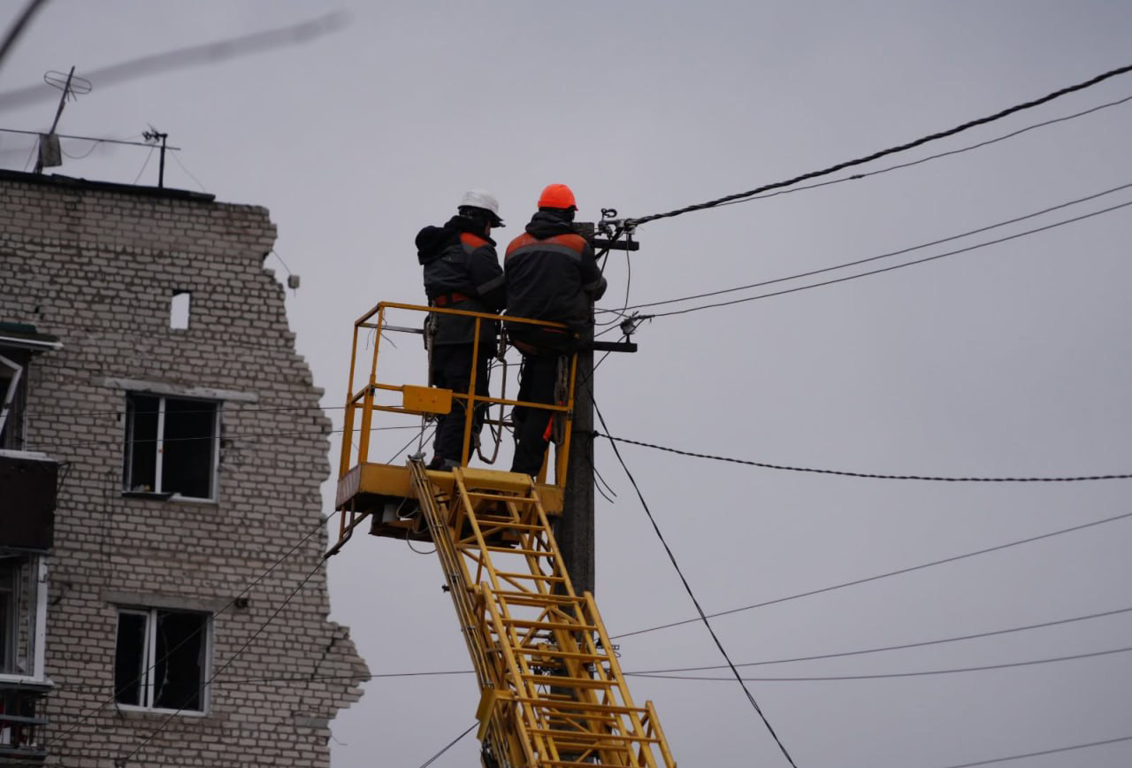 В Ізюмі відновлюють електропостачання після обстрілу