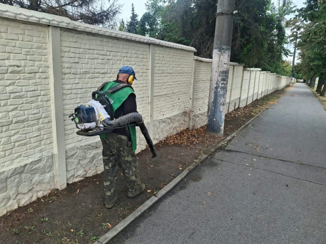 Комунальники наводять лад на кладовищах Харкова (фото)