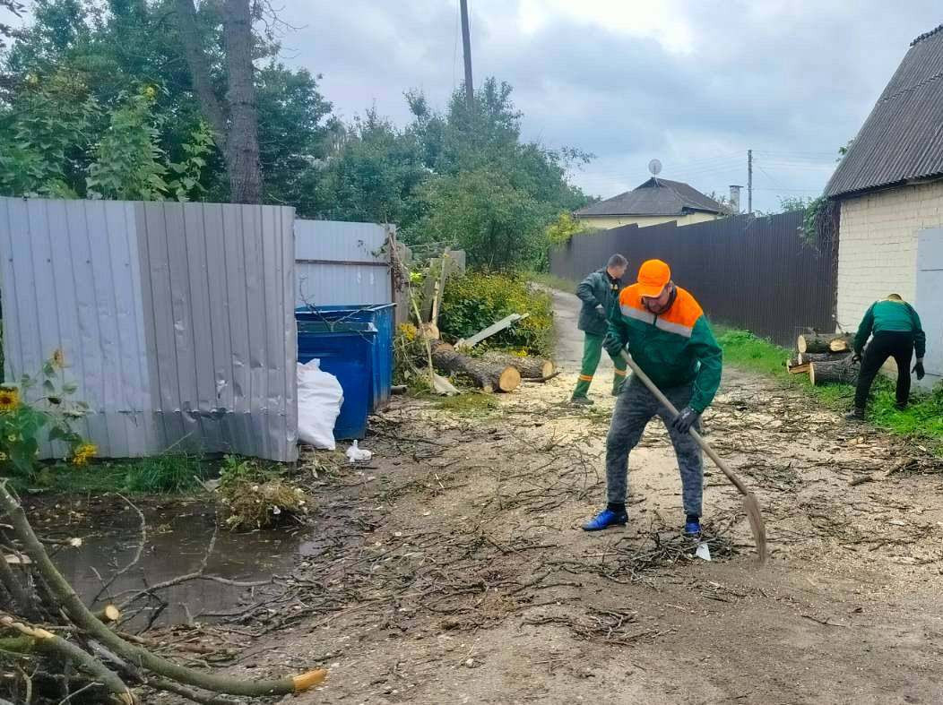 У Харкові продовжують усувати наслідки негоди (фото)