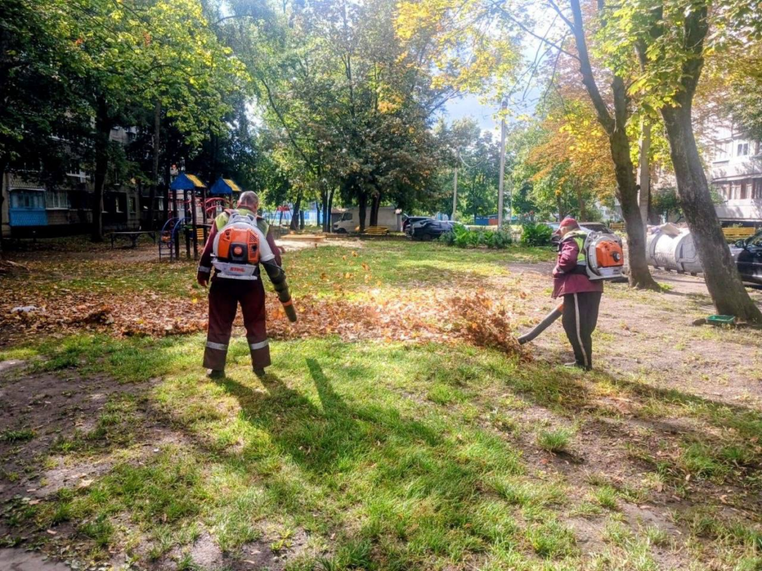Комунальники слідкують за чистотою дворів у Харкові (фото)