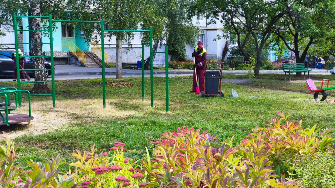 Комунальники слідкують за чистотою дворів у Харкові (фото)